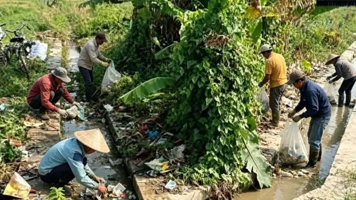 Sampah Kiriman Hulu Ancam Irigasi Margorejo, Warga Gotong Royong Bersihkan Saluran