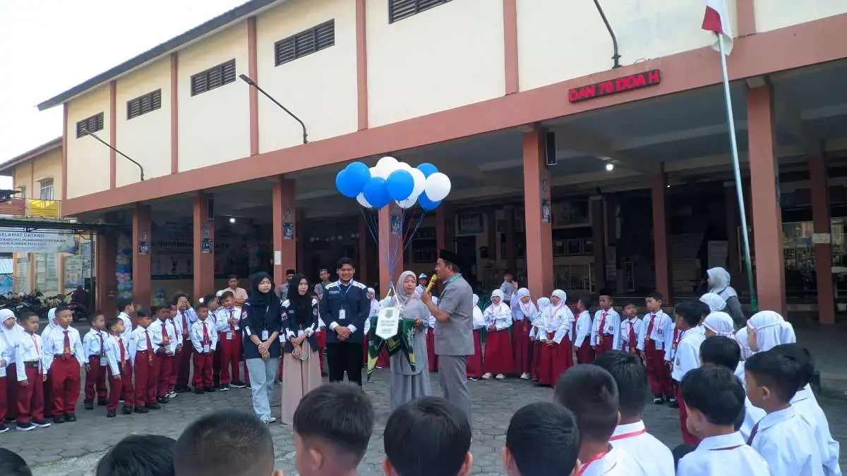 Siswa Baru SD Muhammadiyah Kajen Belajar Budaya Dunia Bersama Tiga Mahasiswa Asing