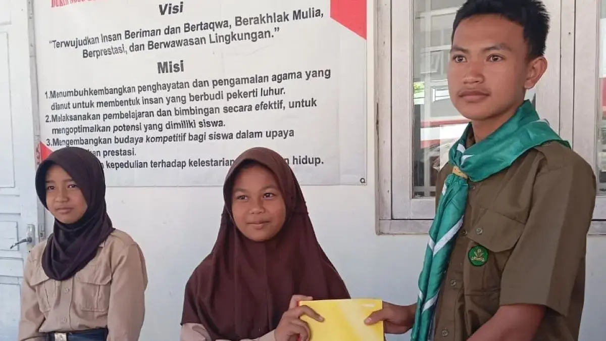 Siswa Baru SMK Mudikal Gelar Baksos di Rogoselo, Bagikan 230 Paket ATK
