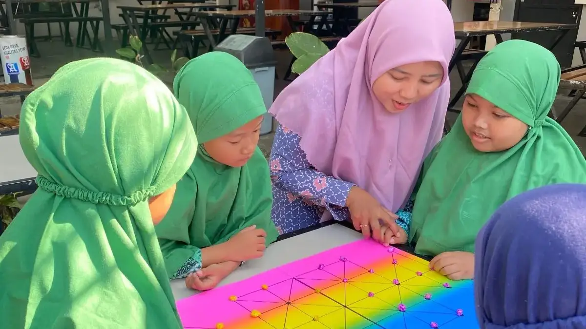 Tangkal "Brain Rot" dan Kecanduan HP, Siswa SDM 1 Pekajangan Diajak Main Dolanan Tradisional Tangkal \"Brain Rot\" dan Kecanduan HP, Siswa SDM 1 Pekajangan Diajak Main Dolanan Tradisional