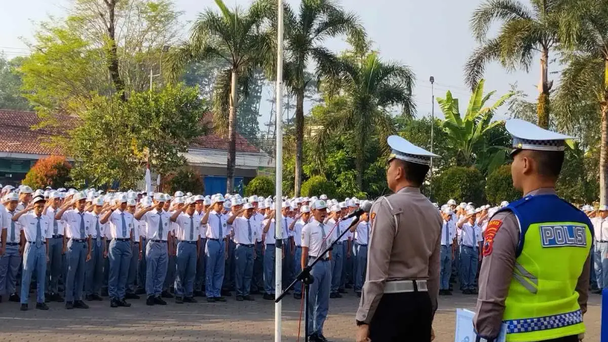 Tekan Angka Kecelakaan Usia Muda, Satlantas Polres Pekalongan Latih \'Safety Riding\' Siswa SMK