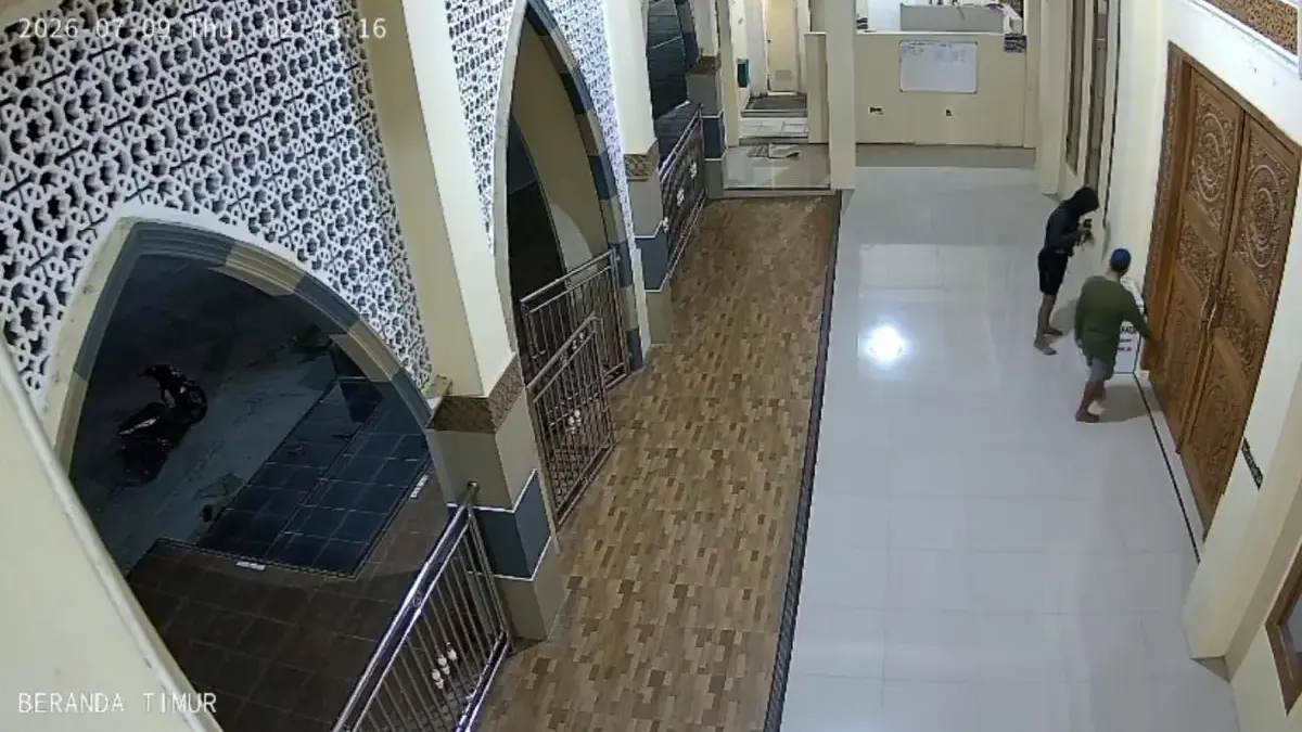 Tiga Kotak Amal Masjid An Nur Kaliwungu Permai Digasak Maling, Aksi Pelaku Terekam CCTV Tiga Kotak Amal Masjid An Nur Kaliwungu Permai Digasak Maling, Aksi Pelaku Terekam CCTV