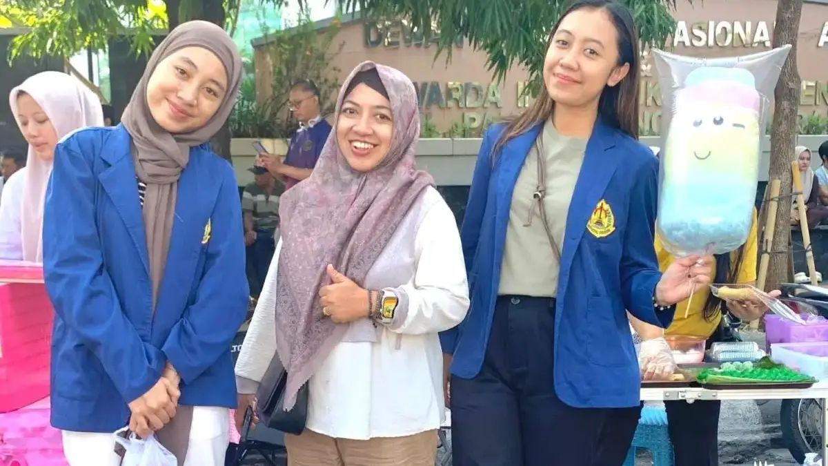 Tugas Kuliah Unik, Mahasiswa USM \"Berburu\" Arum Manis di CFD Semarang untuk Praktik Jurnalistik