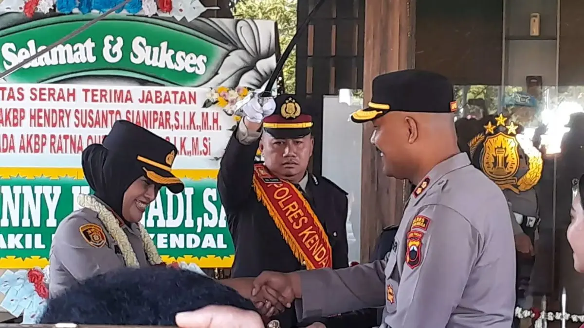 AKBP Ratna Resmi Jabat Kapolres Kendal Gantikan Hendry Lewat Pedang Pora AKBP Ratna Resmi Jabat Kapolres Kendal Gantikan Hendry Lewat Pedang Pora
