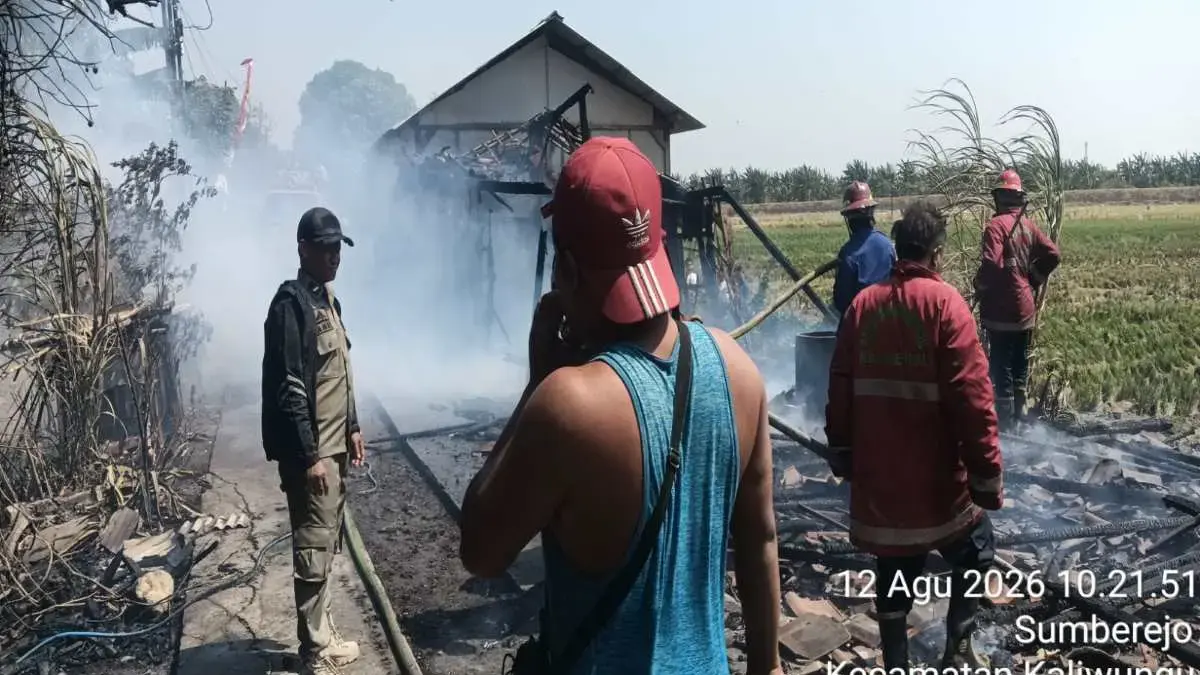 Api dari Kandang Merpati Lalap Dua Rumah di Kaliwungu, Warga Panik Api dari Kandang Merpati Lalap Dua Rumah di Kaliwungu, Warga Panik