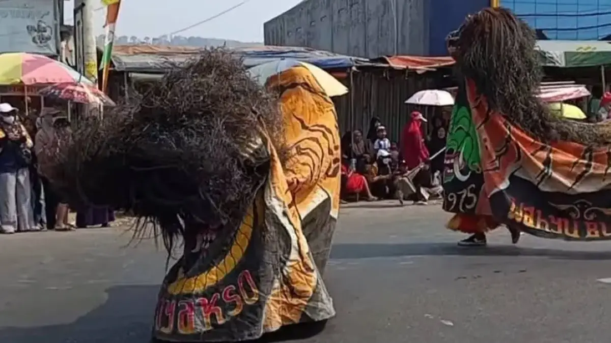 Atraksi Singo Barong dan Seni Tradisional Pukau Ribuan Penonton Karnaval HUT RI Kendal