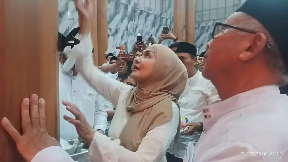 Bupati Kendal Ikuti Jamasan Soko Guru Masjid Agung, Simbol Lestarikan Warisan Wali Songo Bupati Kendal Ikuti Jamasan Soko Guru Masjid Agung, Simbol Lestarikan Warisan Wali Songo