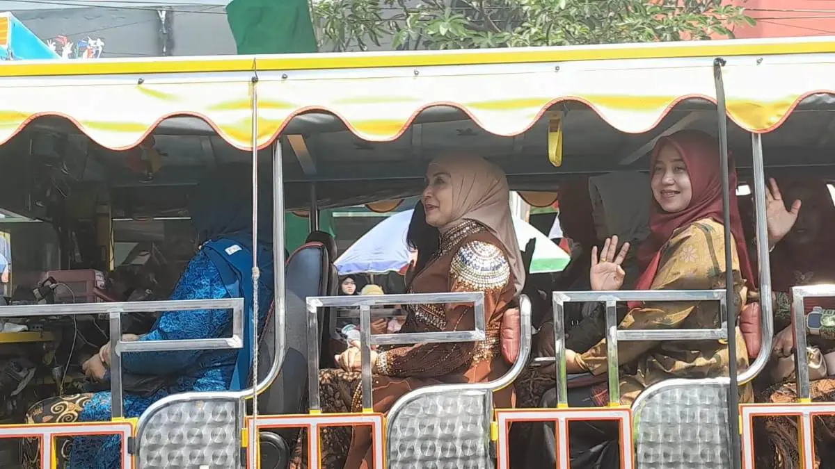 Bupati Kendal Naik Odong-odong, Karnaval HUT RI Makin Merakyat dan Semarak