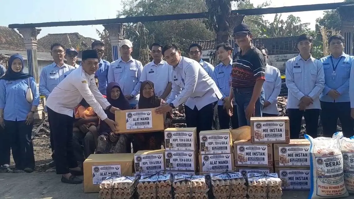 Donasi Mengalir untuk Korban Kebakaran Lima Rumah di Kedungasri Donasi Mengalir untuk Korban Kebakaran Lima Rumah di Kedungasri