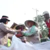 Gerilya 17-an, Kapolres Pekalongan Kota Sambangi TPA Degayu untuk Berbagi dengan Petugas Kebersihan