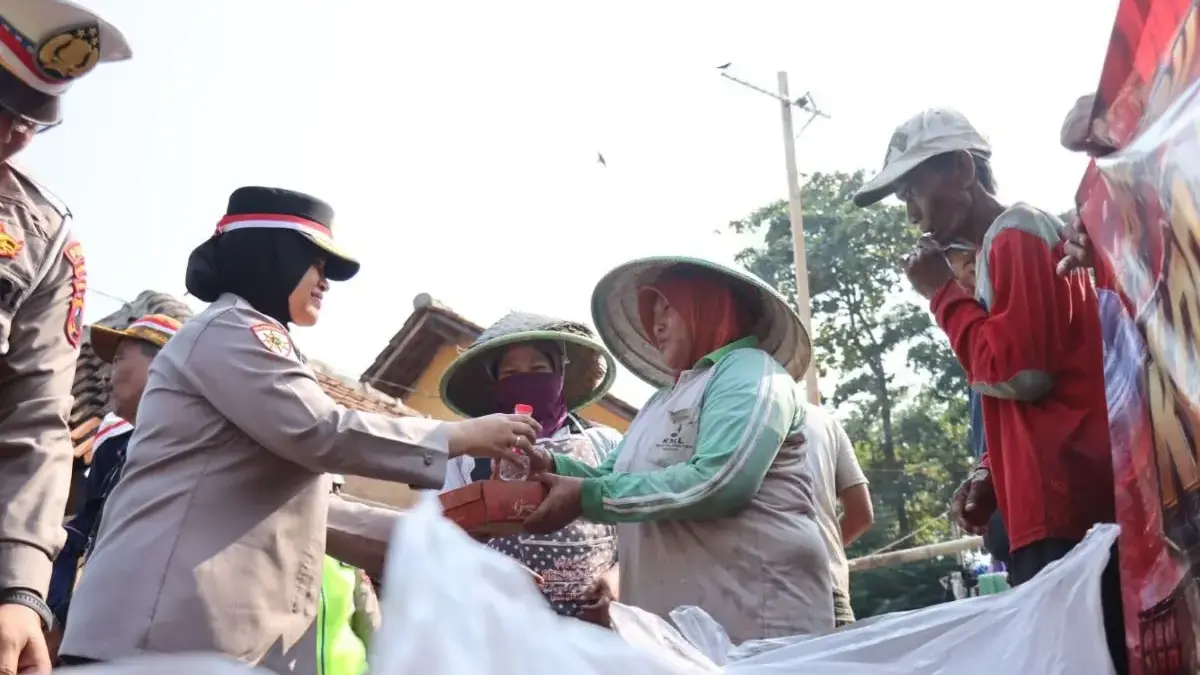 Gerilya 17-an, Kapolres Pekalongan Kota Sambangi TPA Degayu untuk Berbagi dengan Petugas Kebersihan Gerilya 17-an, Kapolres Pekalongan Kota Sambangi TPA Degayu untuk Berbagi dengan Petugas Kebersihan