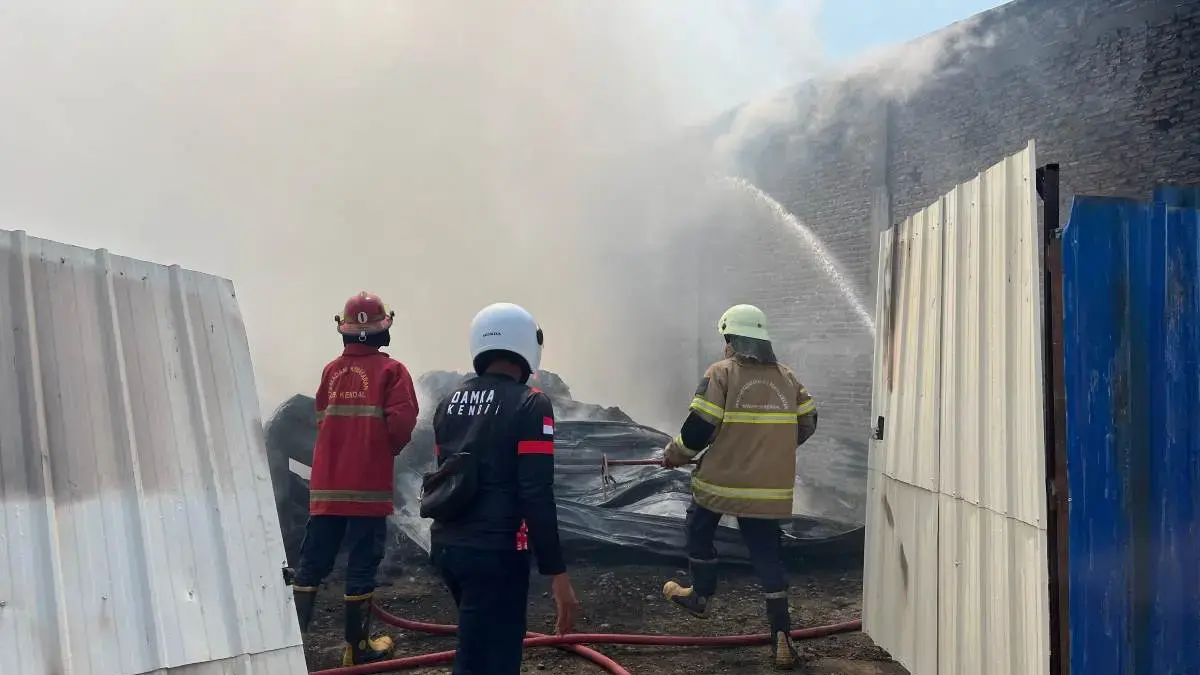 Gudang Rosok di Ngampel Ludes Terbakar, Api Diduga dari Bara Obong-obong