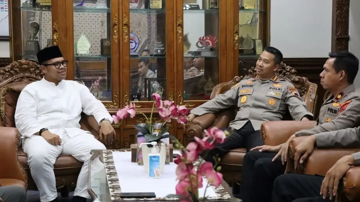 Hari Pertama Tugas, Kapolresta Batang Silaturahmi ke Bupati Bahas Keamanan dan Investasi Hari Pertama Tugas, Kapolresta Batang Silaturahmi ke Bupati Bahas Keamanan dan Investasi