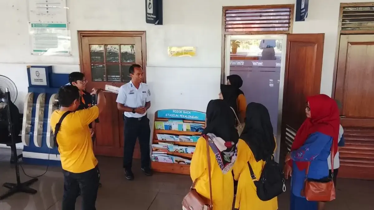 KAI Hadirkan Pojok Baca di Stasiun Pekalongan, Kolaborasi dengan Komunitas Railfans dan TBM Dimurti KAI Hadirkan Pojok Baca di Stasiun Pekalongan, Kolaborasi dengan Komunitas Railfans dan TBM Dimurti