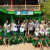 KKN UPGRIS Berakhir di MI NU 22 Jati, Bibit Ketapang Jadi Kenang-Kenangan Penuh Makna
