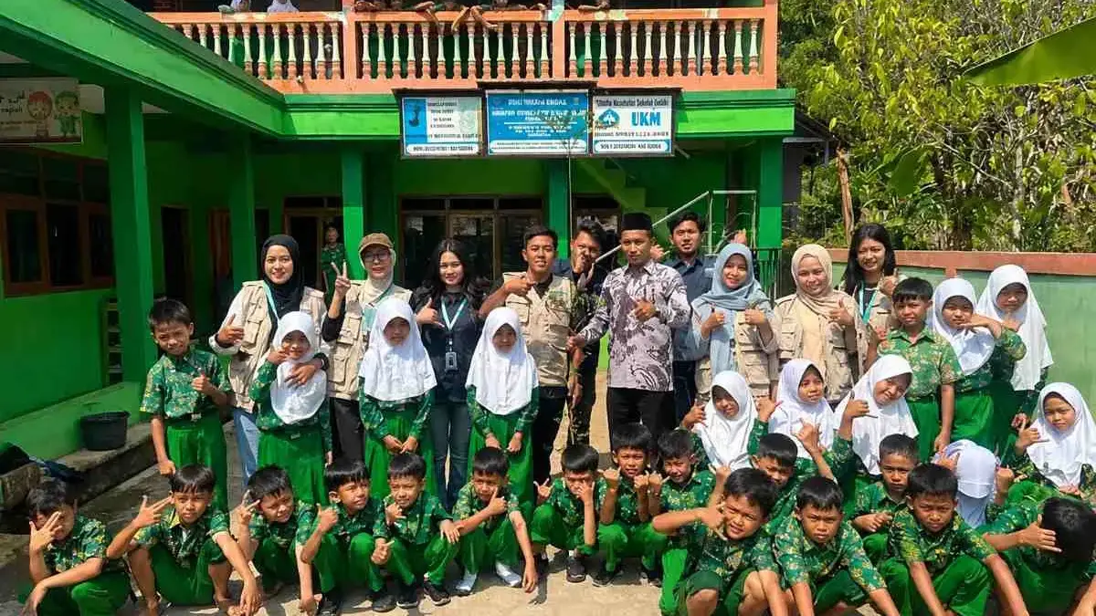 KKN UPGRIS Berakhir di MI NU 22 Jati, Bibit Ketapang Jadi Kenang-Kenangan Penuh Makna KKN UPGRIS Berakhir di MI NU 22 Jati, Bibit Ketapang Jadi Kenang-Kenangan Penuh Makna