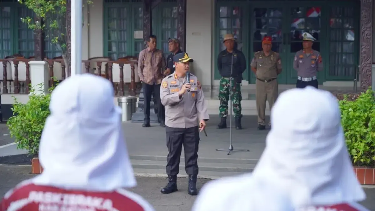 Kapolresta Batang Beri Motivasi Paskibraka: Jaga Kehormatan di Ruang Digital Kapolresta Batang Beri Motivasi Paskibraka: Jaga Kehormatan di Ruang Digital