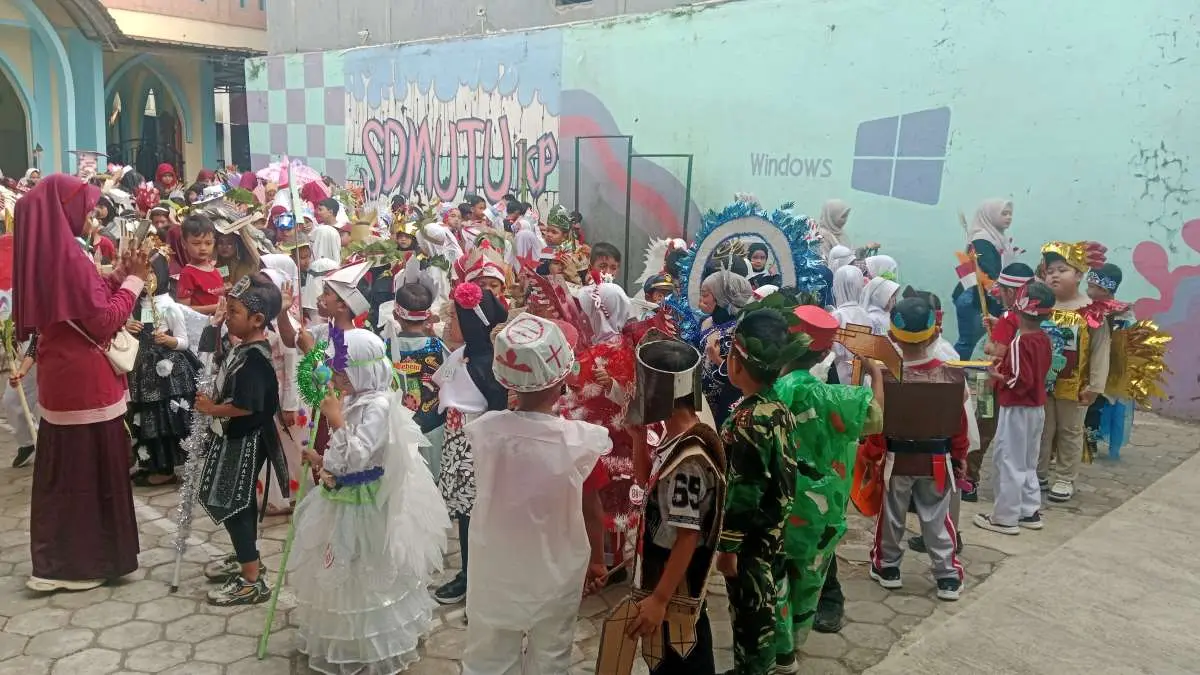 Karnaval Kostum Daur Ulang SD Mutu KP, Wali Murid Kreatif Pakai Barang Bekas
