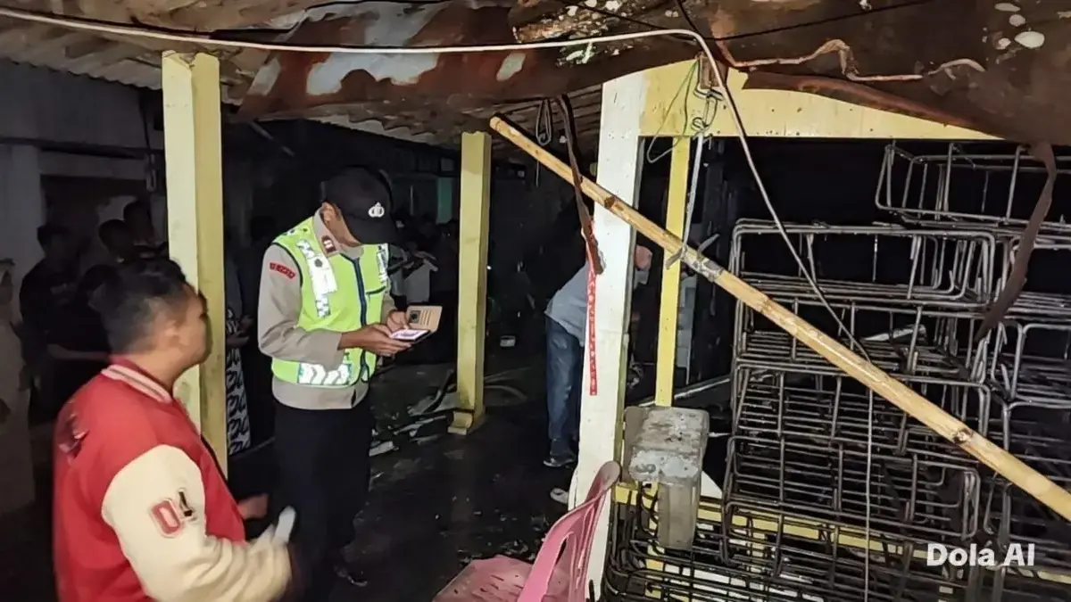Kebakaran Diduga Korsleting Listrik, Rumah Warga Sukorejo Ludes Terbakar Kebakaran Diduga Korsleting Listrik, Rumah Warga Sukorejo Ludes Terbakar