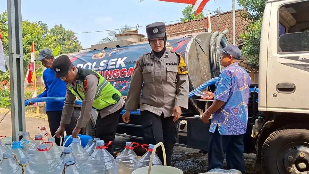 Kemarau Godzilla Landa Batang, 448 KK di Kemligi Terima Bantuan Air Bersih Kemarau Godzilla Landa Batang, 448 KK di Kemligi Terima Bantuan Air Bersih