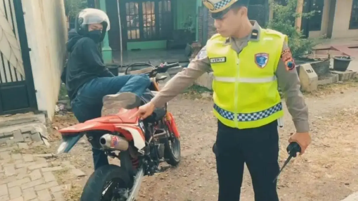 Knalpot Brong Berisik, Lima Pengendara Motor Ditilang Polisi di Jalur Pantura Kendal Knalpot Brong Berisik, Lima Pengendara Motor Ditilang Polisi di Jalur Pantura Kendal
