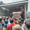 Macan Kumbang Lumpuhkan Warga Bawang, Akhirnya Dievakuasi Usai 6 Jam Terkurung