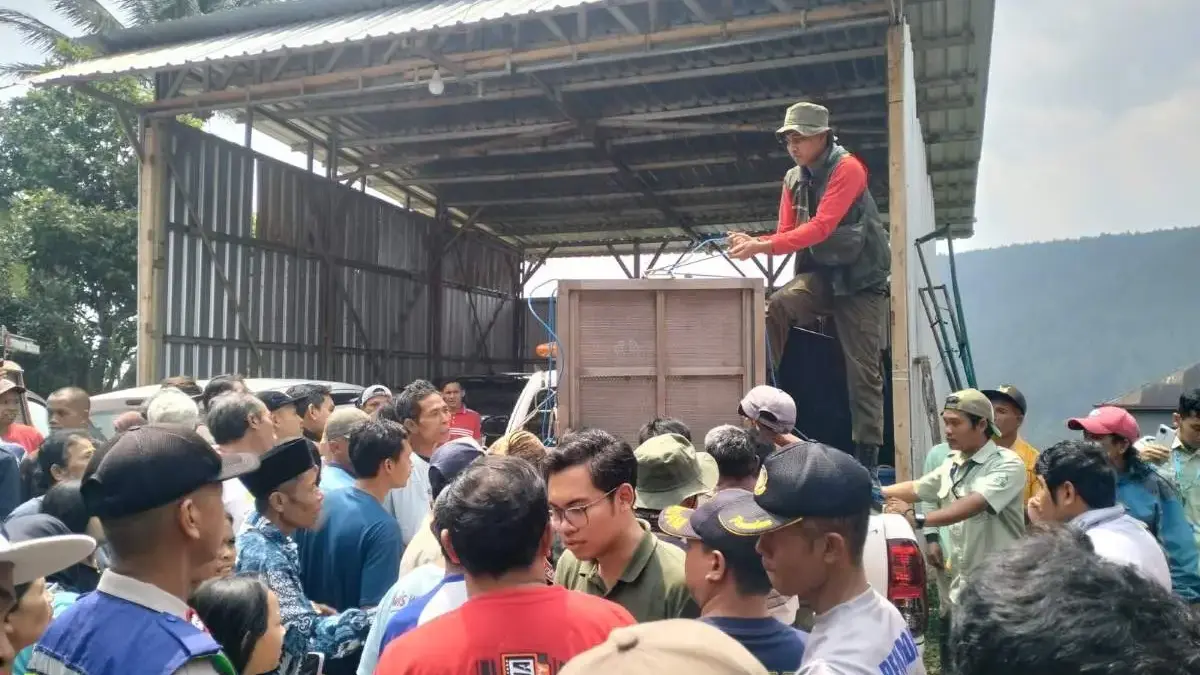 Macan Kumbang Lumpuhkan Warga Bawang, Akhirnya Dievakuasi Usai 6 Jam Terkurung Macan Kumbang Lumpuhkan Warga Bawang, Akhirnya Dievakuasi Usai 6 Jam Terkurung