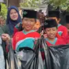 Mahasiswa KKN Ajak Siswa MI Salafiyah Kuripan Lor Belajar Pilah Sampah