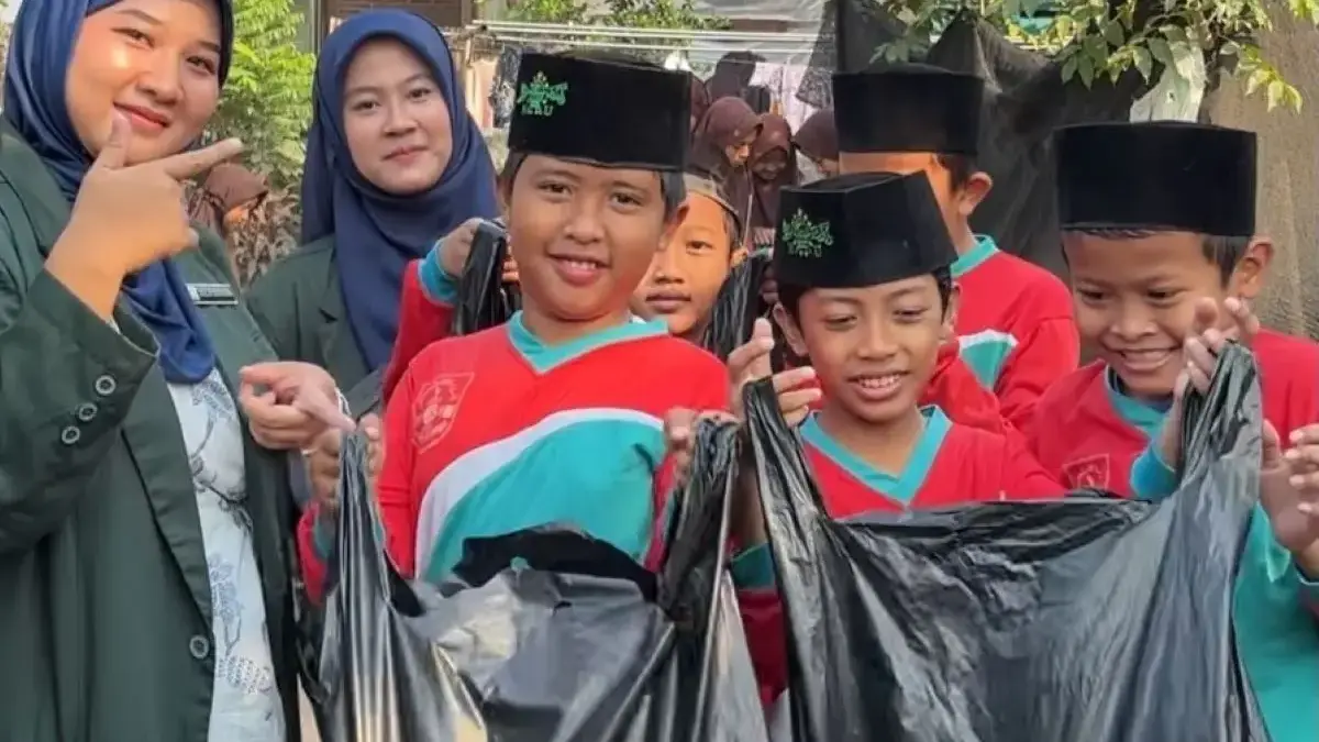 Mahasiswa KKN Ajak Siswa MI Salafiyah Kuripan Lor Belajar Pilah Sampah