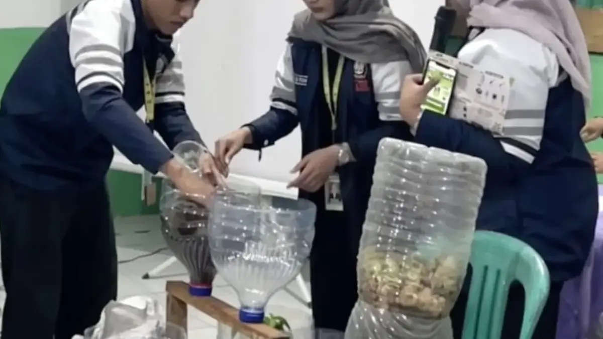 Mahasiswa KKN UNDIP Ajarkan Siswa SDN 01 Sidokare Sulap Botol Bekas Jadi Pot Tanaman Mahasiswa KKN UNDIP