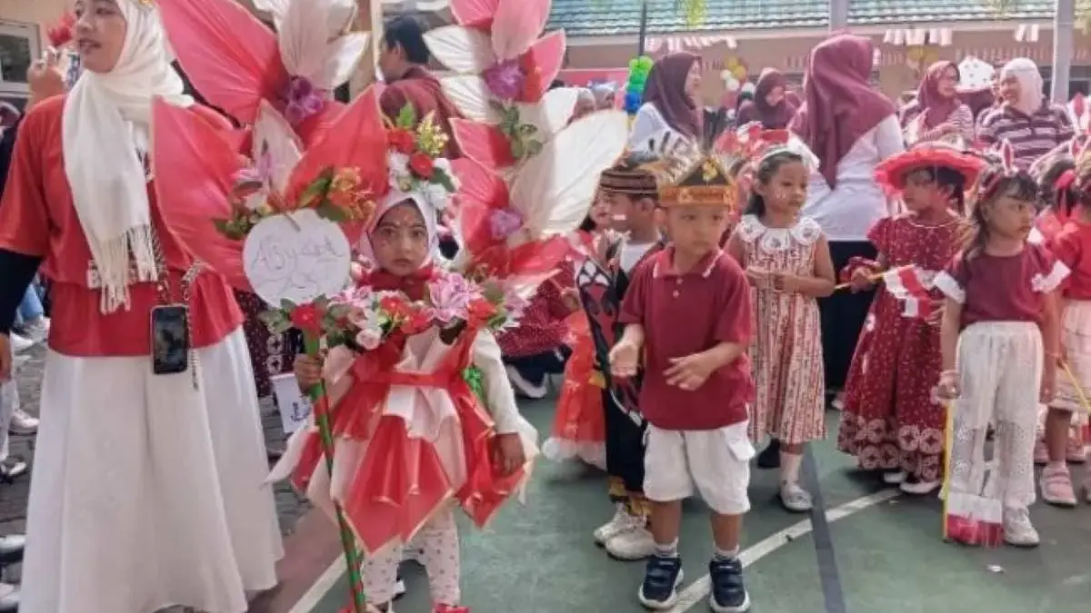 Pawai Budaya Merah Putih TK Ma'had Islam, Rekatkan Ikatan Orang Tua dan Anak Pawai Budaya Merah Putih TK Ma\'had Islam, Rekatkan Ikatan Orang Tua dan Anak
