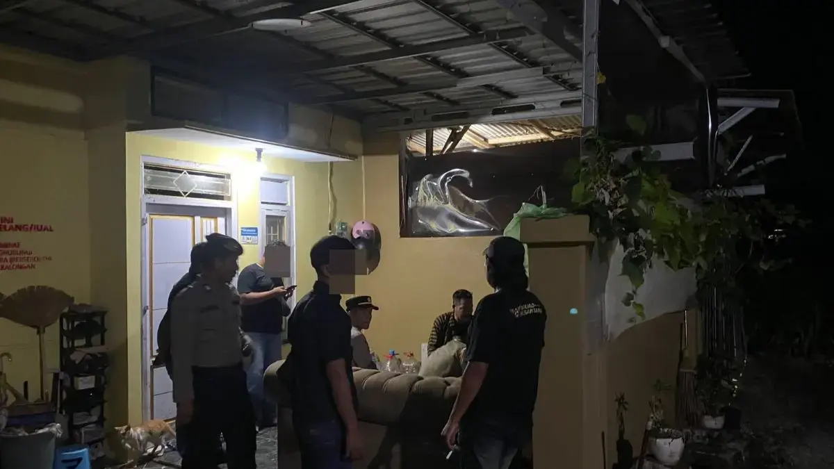 Polisi Mediasi Utang Piutang di Kajen, Delapan Orang Datangi Rumah Warga Hingga Tegang Polisi Mediasi Utang Piutang di Kajen, Delapan Orang Datangi Rumah Warga Hingga Tegang