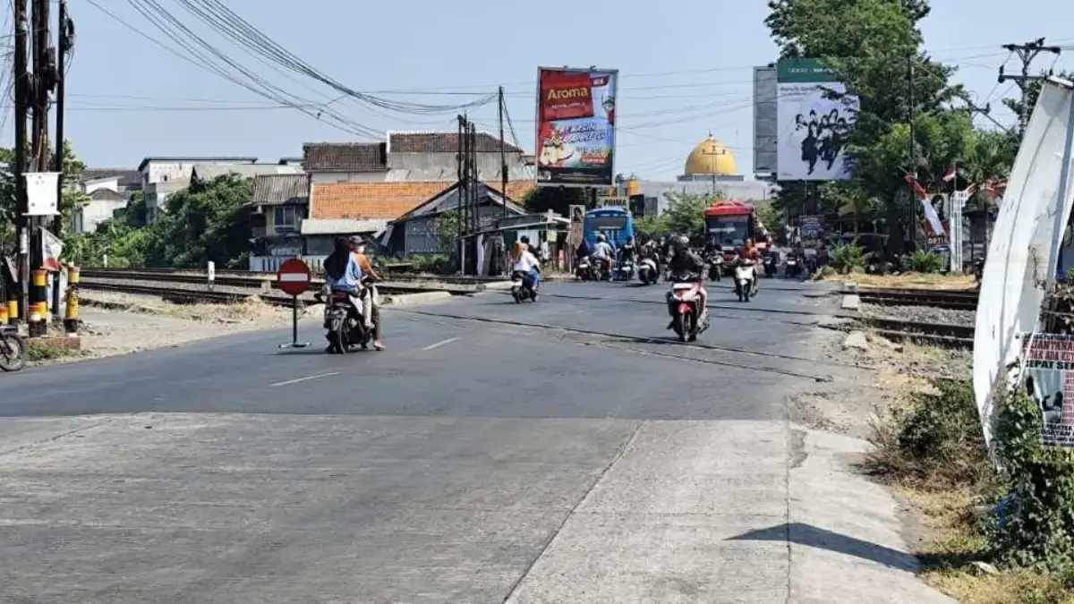 Polres Kendal Peringatkan Sanksi Pidana bagi Pengendara Nekat Terobos Palang Kereta Api