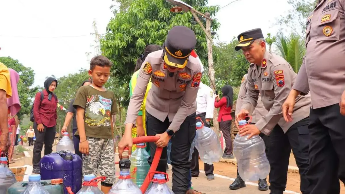 Polres Kendal Salurkan 10.000 Liter Air Bersih untuk Warga Sirowo yang Alami Krisis