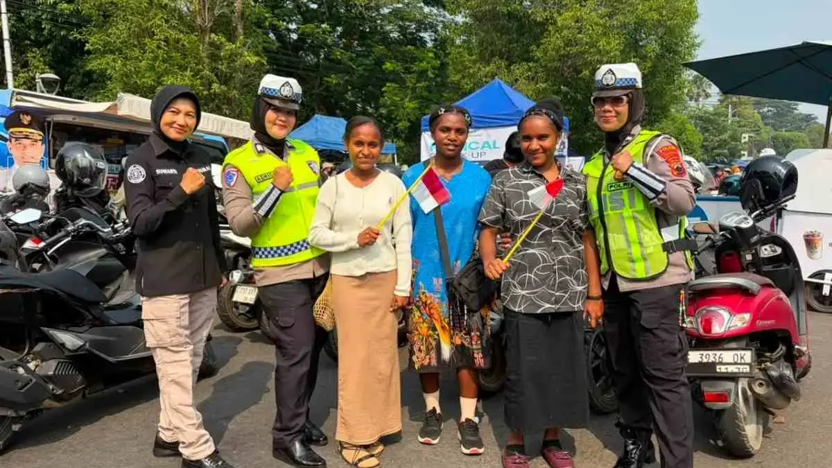 Polres Pekalongan Bagikan Bendera Merah Putih di CFD Kajen, Ajak Masyarakat Semarakkan HUT RI Polres Pekalongan Bagikan Bendera Merah Putih di CFD Kajen, Ajak Masyarakat Semarakkan HUT RI
