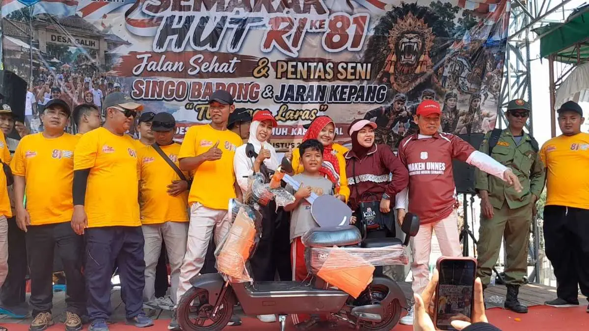 Ribuan Warga Desa Galih Ikuti Jalan Sehat HUT RI ke-81, Bupati Kendal Hadir dan Sepeda Listrik Jadi Hadiah Uta Ribuan Warga Desa Galih Ikuti Jalan Sehat HUT RI ke-81, Bupati Hadir dan Sepeda Listrik Jadi Hadiah Utama