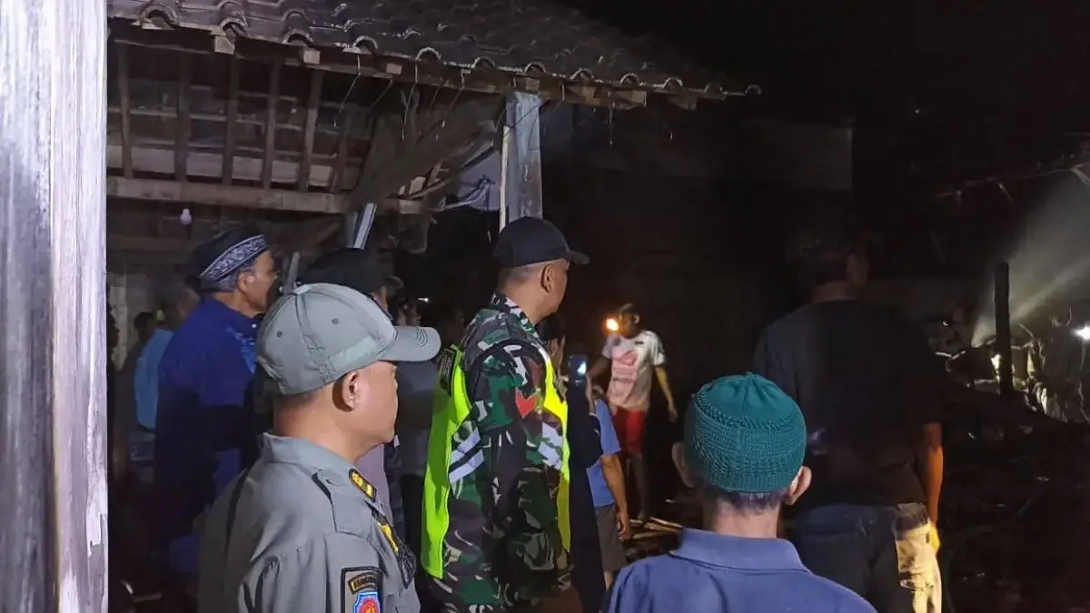 Rumah Lansia di Singorojo Ludes Terbakar, Warga Berhamburan Padamkan Api Rumah Lansia di Singorojo Ludes Terbakar, Warga Berhamburan Padamkan Api