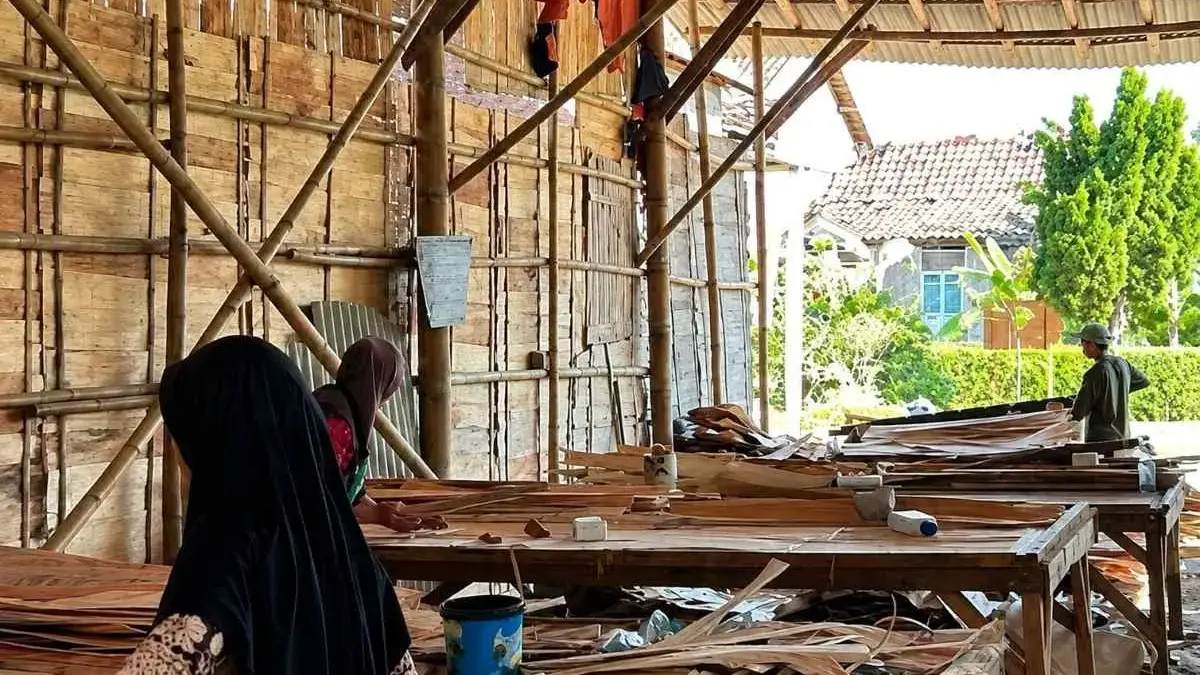 Sentra Triplek Rejosari Hidupkan Ekonomi Desa, Serap Ribuan Tenaga Kerja Lokal Sentra Triplek Rejosari Hidupkan Ekonomi Desa, Serap Ribuan Tenaga Kerja Lokal