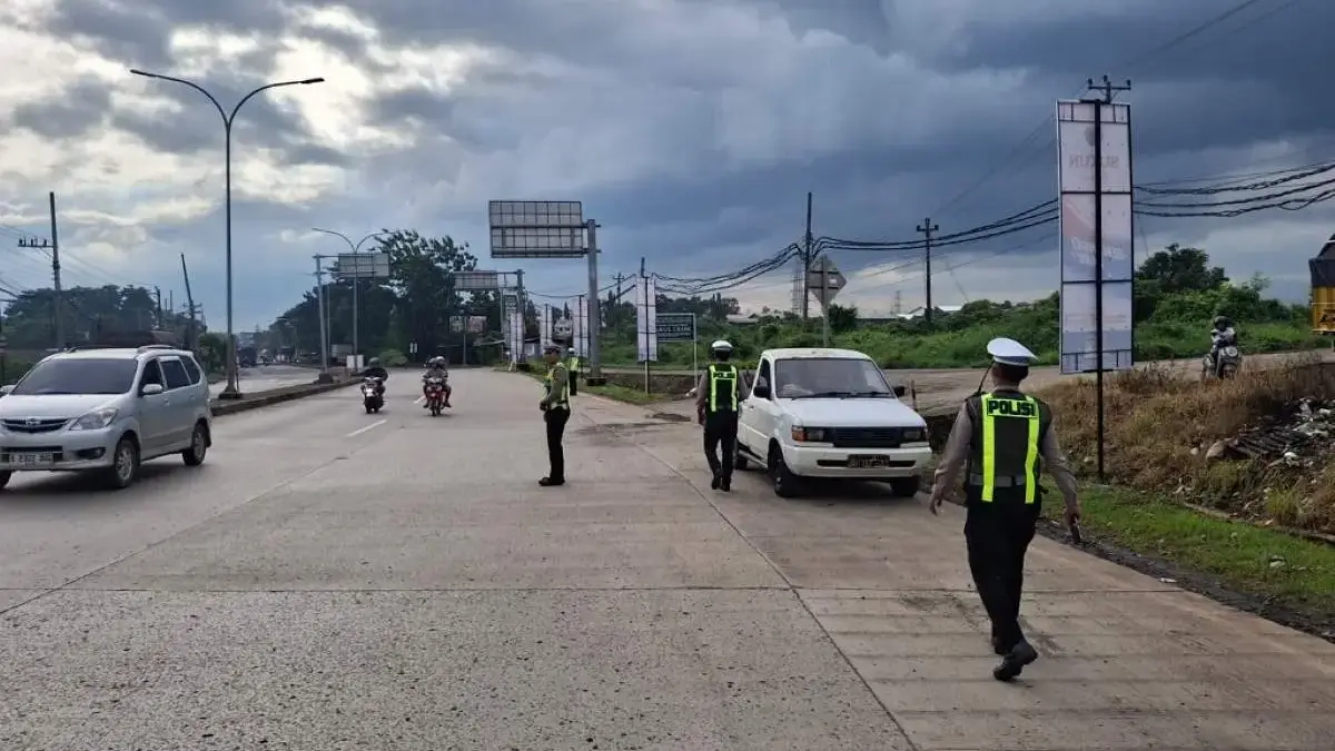 Truk Mangkal di Exit Tol Kandeman Batang, Dishub Siapkan E-Parking QRIS Truk Mangkal di Exit Tol Kandeman Batang, Dishub Siapkan E-Parking QRIS