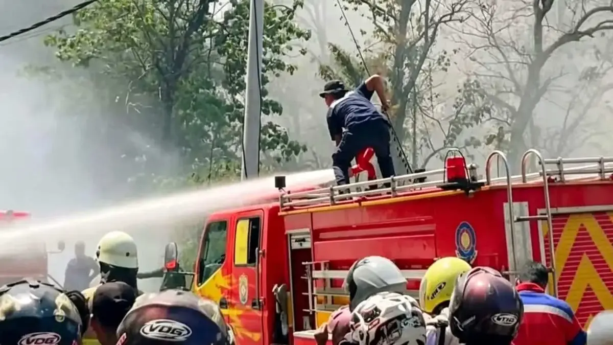 Angin Kencang Picu Kebakaran di Eks TPA Darupono Kendal, 11 Armada Gabungan Diterjunkan