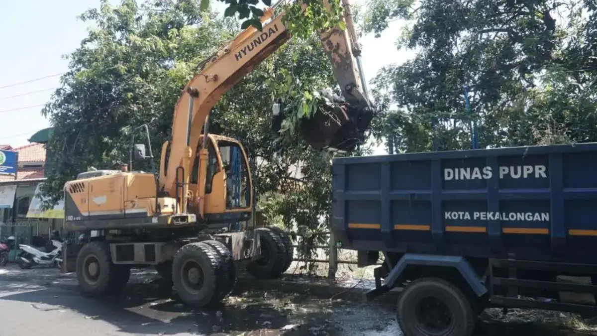 Atasi Pendangkalan dan Sampah, Normalisasi Sungai Jalan Sulawesi Bendan Kergon Dioptimalkan Atasi Pendangkalan dan Sampah, Normalisasi Sungai Jalan Sulawesi Bendan Kergon Dioptimalkan