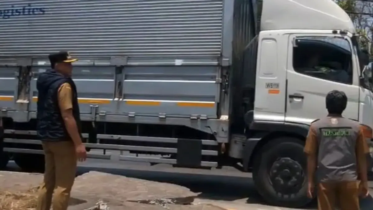 Bahayakan Jalur Pantura, Truk Parkir Sembarangan di Bundaran Jatisari Subah Batang Disorot Bahayakan Jalur Pantura, Truk Parkir Sembarangan di Bundaran Jatisari Subah Batang Disorot