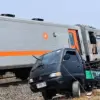Ban Pikap Lepas di Atas Rel Weleri Kendal, Tertemper KA Sembrani dan Picu Delai 5 Kereta