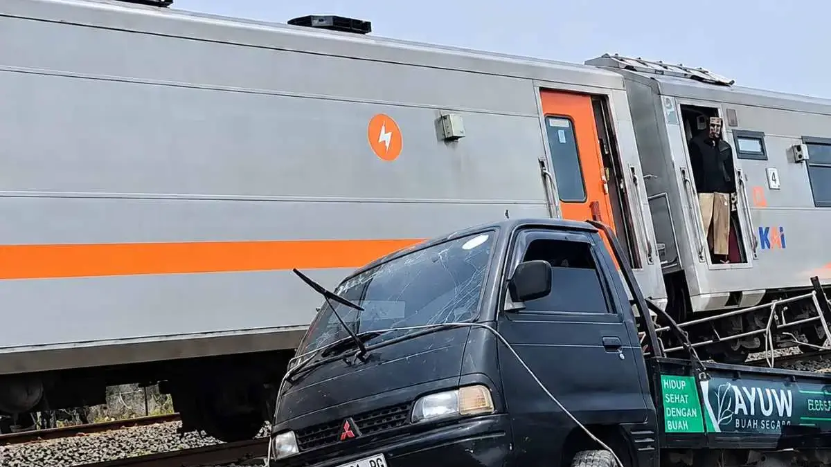 Ban Pikap Lepas di Atas Rel Weleri Kendal, Tertemper KA Sembrani dan Picu Delai 5 Kereta Ban Pikap Lepas di Atas Rel Weleri Kendal, Tertemper KA Sembrani dan Picu Delai 5 Kereta