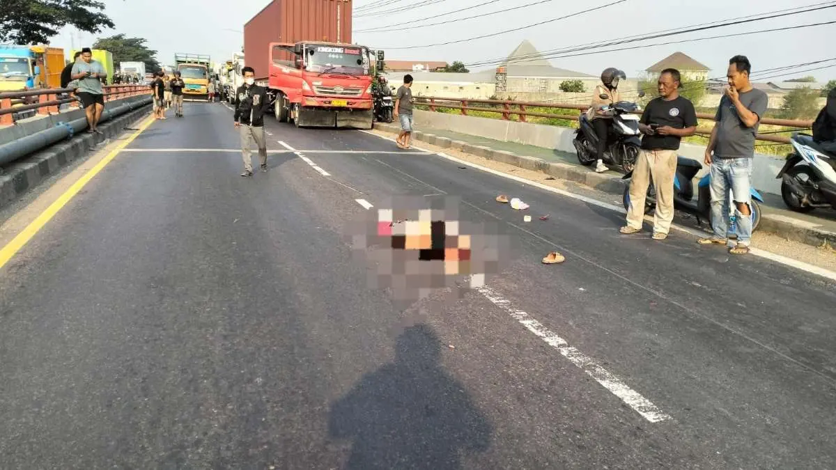 Berpindah Lajur di Jalan Raya Jenarsari Kendal, Pengendara Motor Meninggal Tertabrak Truk Tronton Berpindah Lajur di Jalan Raya Jenarsari Kendal, Pengendara Motor Meninggal Tertabrak Truk Tronton