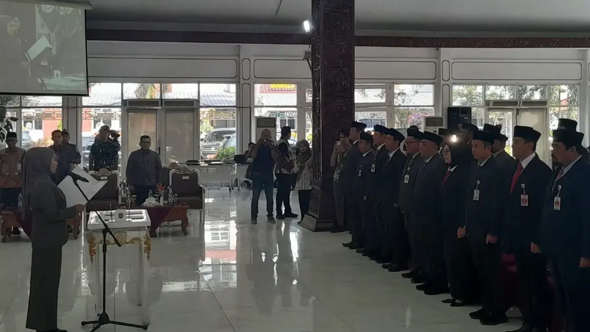 Bupati Kendal Rombak Mesin Birokrasi, Lantik 22 Pejabat Eselon II Pemkab Kendal Bupati Kendal Rombak Mesin Birokrasi, Lantik 22 Pejabat Eselon II Pemkab Kendal