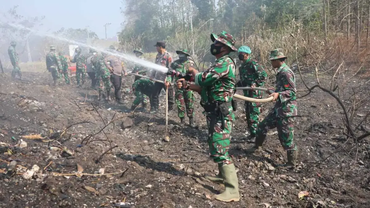 Cegah Kemunculan Titik Api, 49 Personel Gabungan Sisir dan Dinginkan TPA Lama Darupono Kendal Cegah Kemunculan Titik Api, 49 Personel Gabungan Sisir dan Dinginkan TPA Lama Darupono Kendal