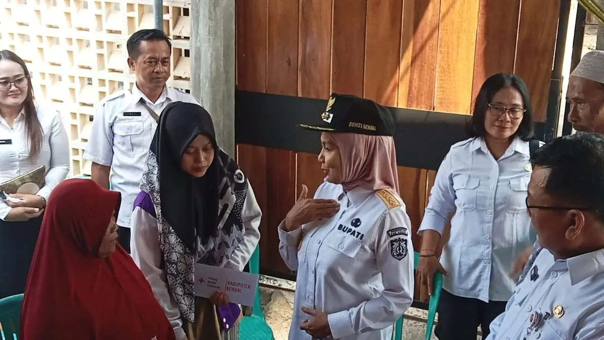Ibu Korban Pembunuhan di Bandengan Kendal Pulang Luar Negeri, Bupati Beri Santunan Ibu Korban Pembunuhan di Bandengan Kendal Pulang Luar Negeri, Bupati Beri Santunan