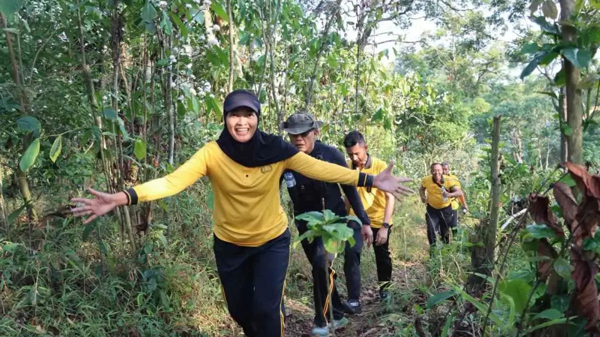 Kapolres Kendal Pimpin Hash Run 7 Km di Hutan Limbangan, Tanam Pohon dan Gelar Baksos Kapolres Kendal Pimpin Hash Run 7 Km di Hutan Limbangan, Tanam Pohon dan Gelar Baksos