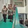 Kapolres Pekalongan Kota Jenguk Korban Kebakaran Banyurip di RS Djunaid dan Serahkan Tali Asih